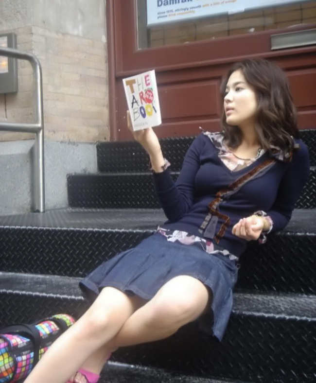 Không hiểu chủ đích gì mà Song Hye Kyo lại chọn địa điểm bậc cầu thang để ngồi đọc sách trong tư thế này?!